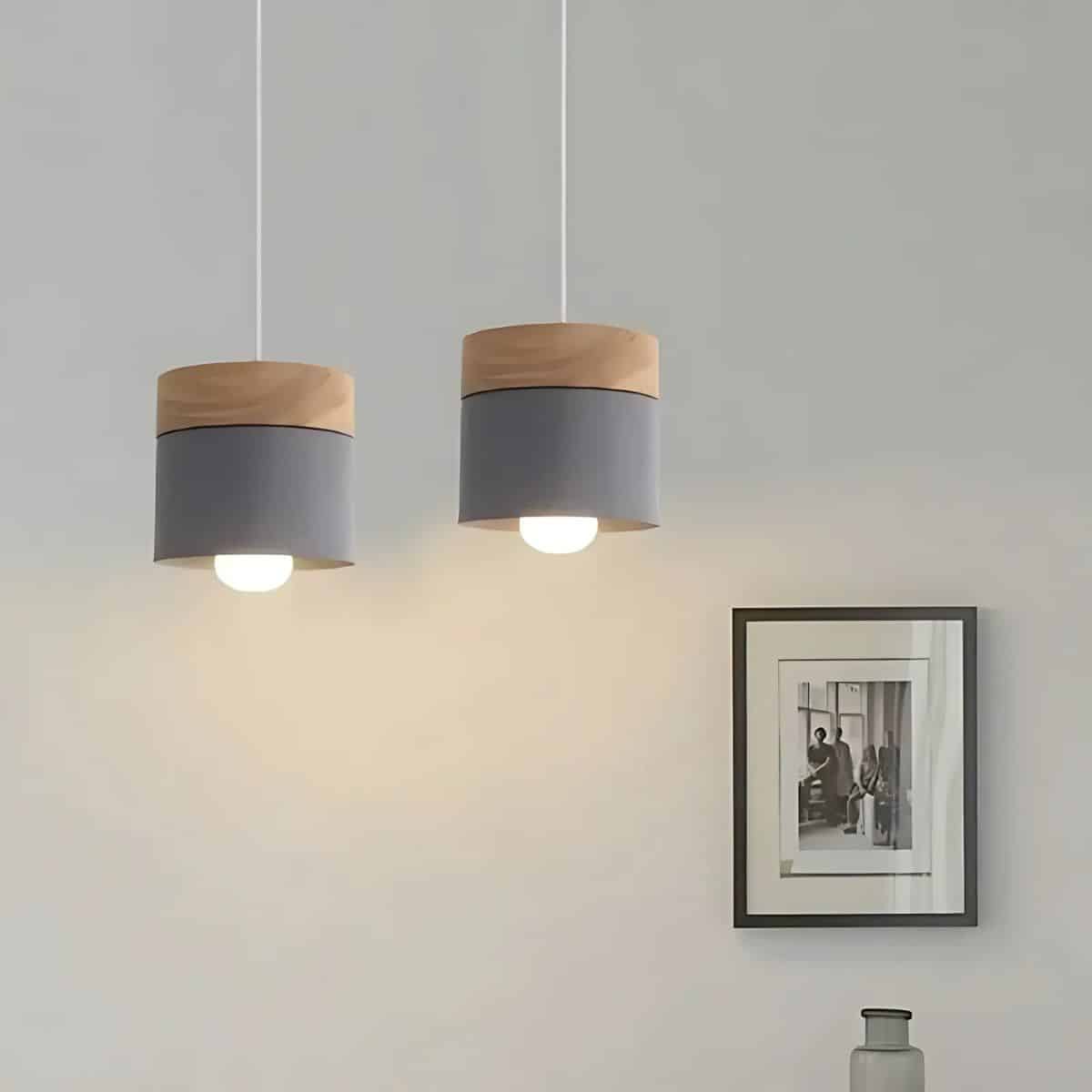 Plafonnier naturel en bois et en métal gris sur fond blanc