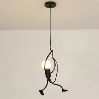 Plafonnier original avec un bonhomme minimaliste suspendu sur fond blanc