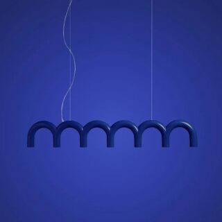 Plafonnier suspendu bleu au design contemporain sur fond bleu