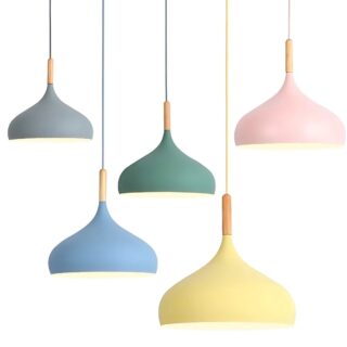 Plafonniers suspendus dans du métal de plusieurs couleurs sur fond blanc