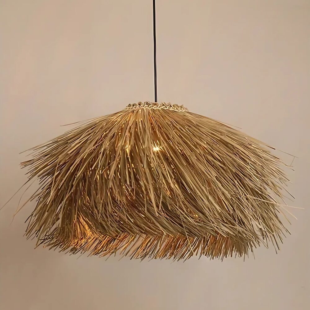 Plafonnier suspendu en paille sur fond beige