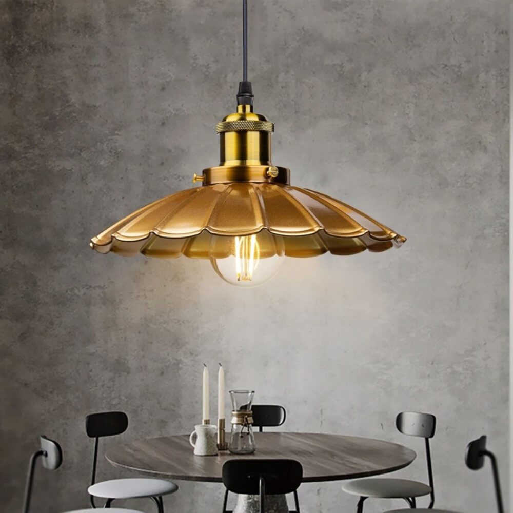 Plafonnier suspendu vintage style lanterne au dessus d'une table à manger