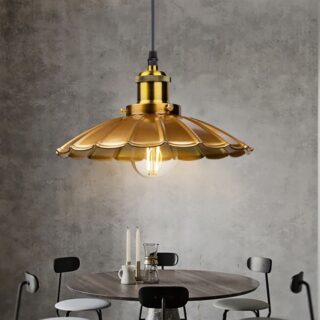 Plafonnier suspendu vintage style lanterne au dessus d'une table à manger