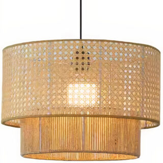 Plafonnier canné en rotin beige de forme ronde et cylindrique bi-matière.