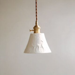 Plafonnier suspendu blanc en céramique avec motifs de cerfs en relief, et détails dorés