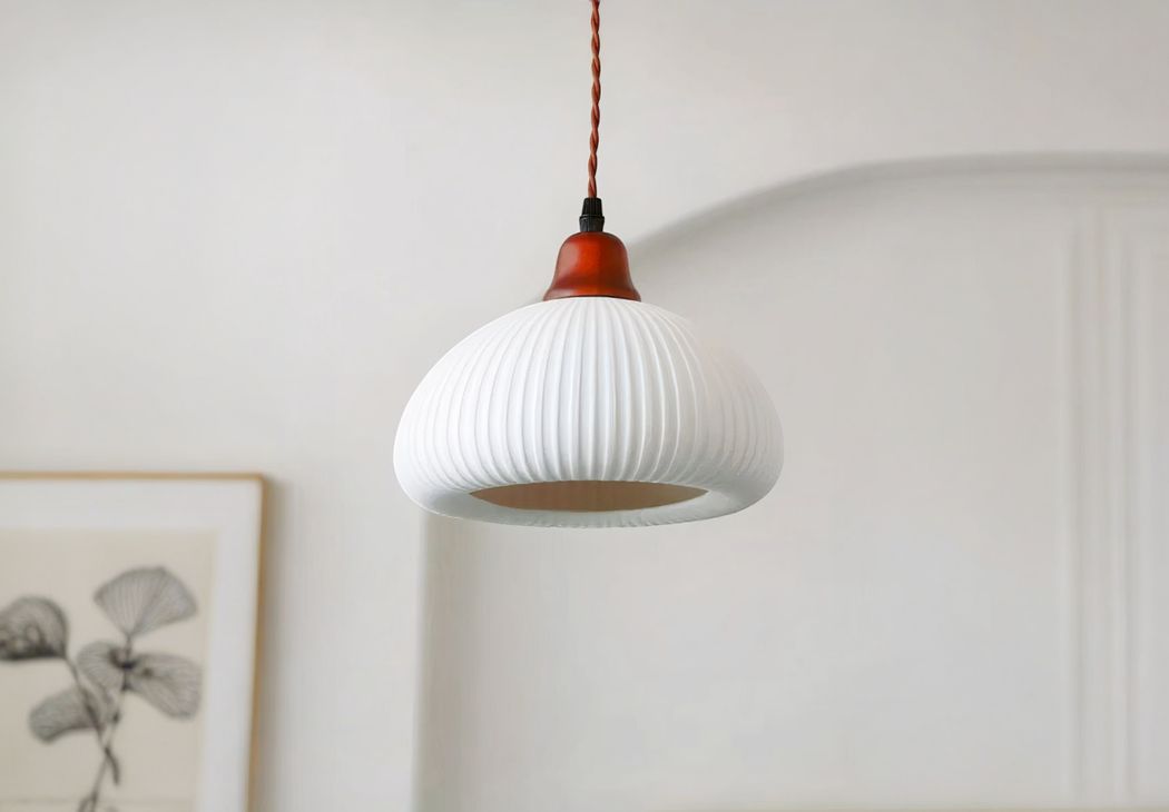 IMG_1050x730_Plafonnier_suspendu_céramique_blanche_finition_bois1