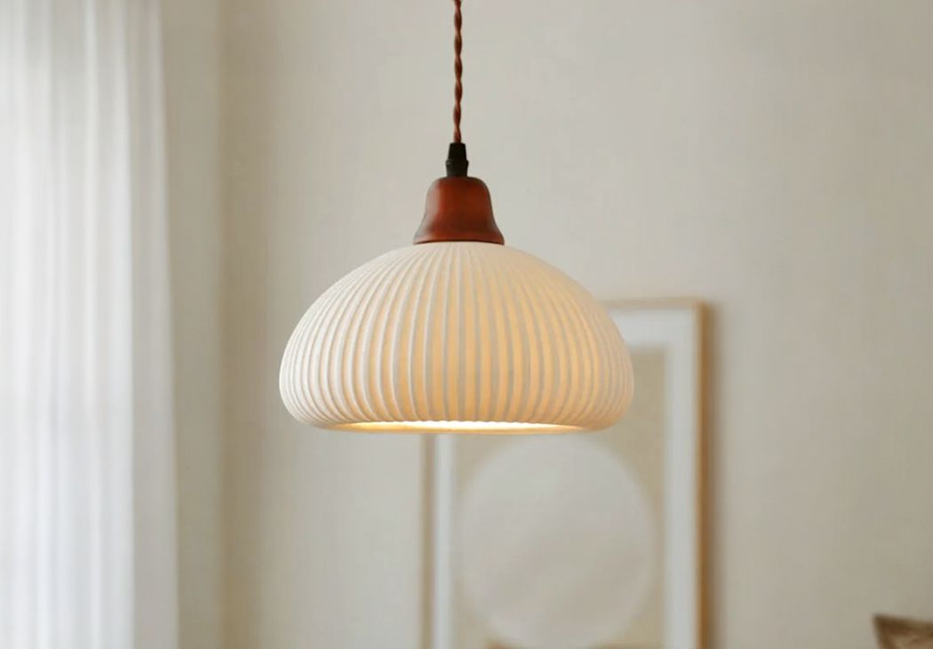 IMG_1050x730_Plafonnier_suspendu_céramique_blanche_finition_bois2