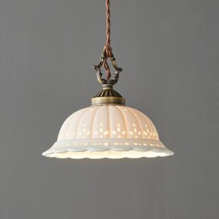 Plafonnier suspendu en céramique ajourée blanche avec douille en laiton vintage.