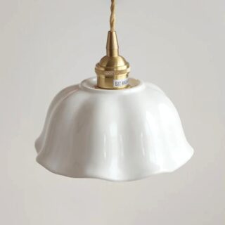 Plafonnier suspendu en céramique blanche ondulée avec douille dorée, style vintage.