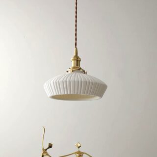 Plafonnier en céramique nervurée avec socle en laiton doré suspendu