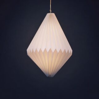 Abat-jour pour lampe suspendue, en forme de losange, en papier blanc plié façon origami; sur fond neutre