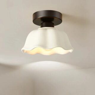 Plafonnier en céramique blanche avec base en métal brossé noir installé au plafond