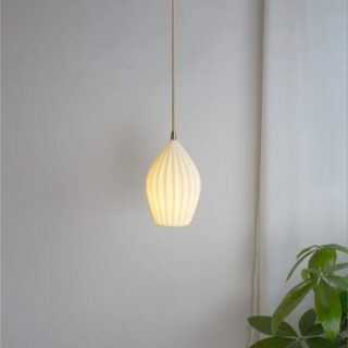 Plafonnier suspendu en céramique nervurée blanche avec douille dorée