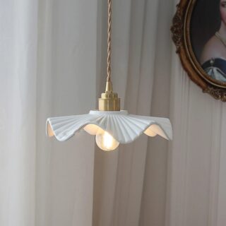 plafonnier suspendu en céramique blanche forme fleurs avec des pétales ondulés et douille dorée