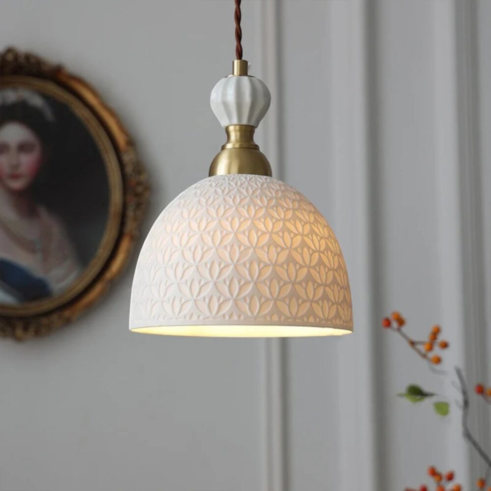 Plafonnier en céramique blanche embossée, design floral vintage, diffusant une lumière douce
