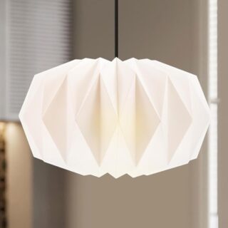 Abat-jour en papier blanc plié façon origami, suspendu à un fil